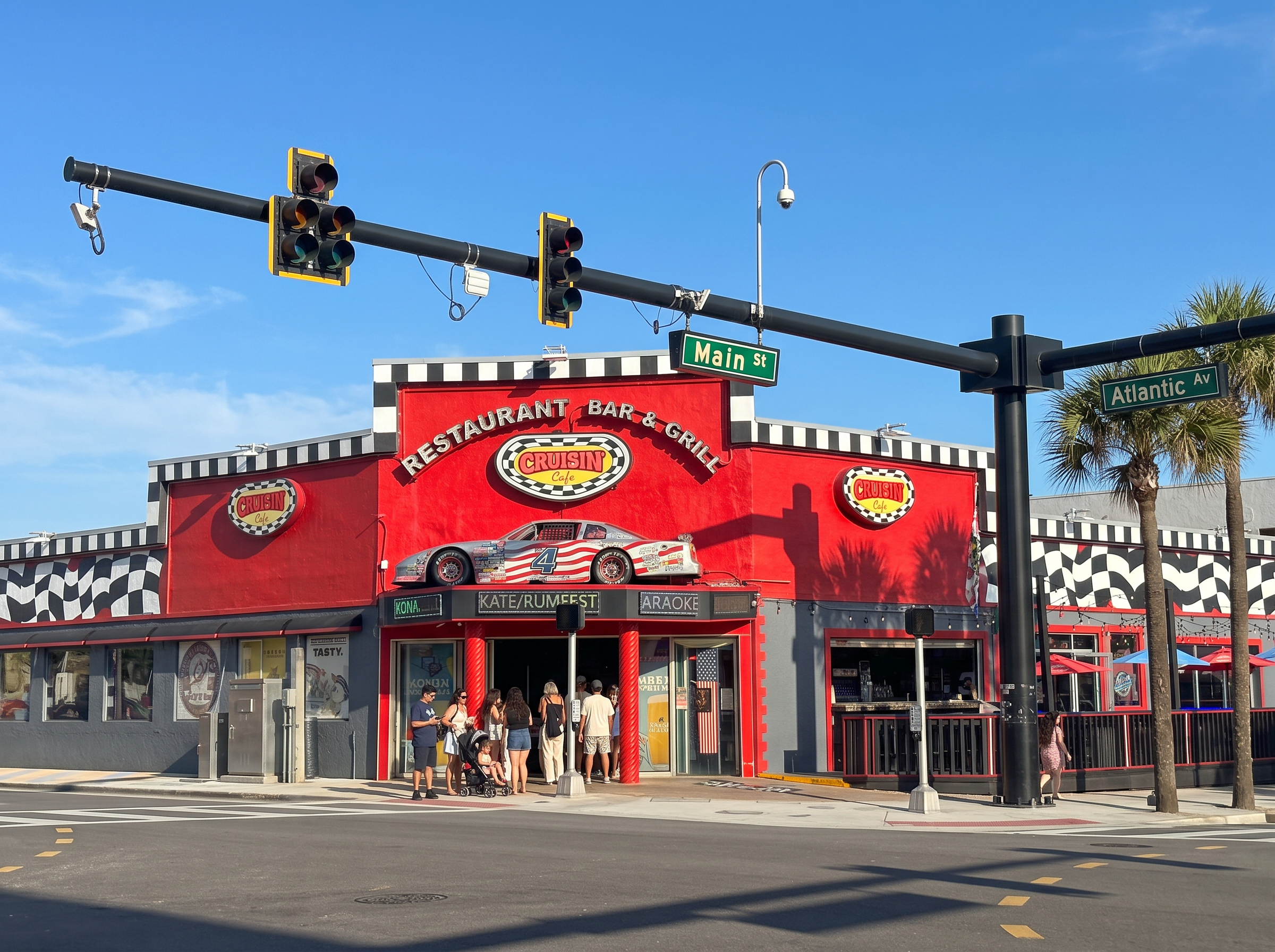 Cruisin Café exterior at Main Street and Atlantic Avenue in daylight